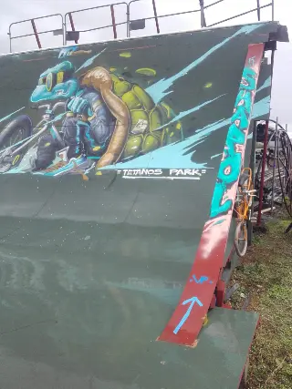 Rampe verte décorée d'une fresque de tortue sur un BMX et de l'inscription « Tetanos Park »