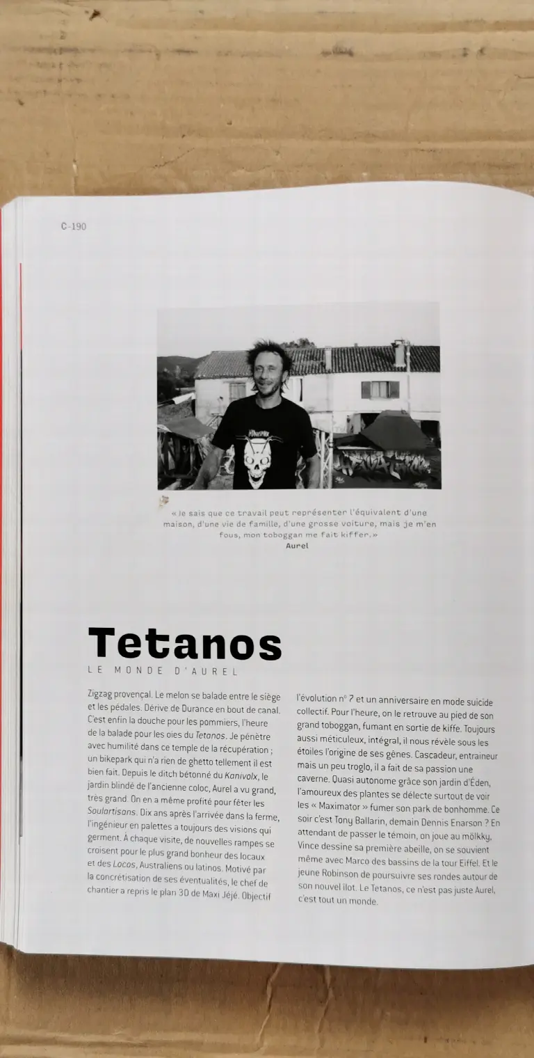 Page de magazine intitulée « Tetanos » avec la photo d'un homme devant une maison et un texte en colonnes