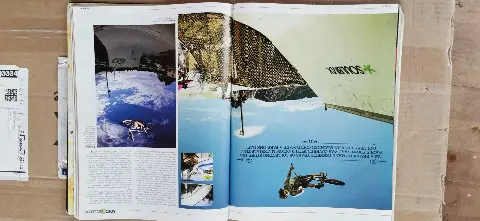 Double page de magazine ouverte avec des photos de riders en BMX en saut sous un ciel bleu