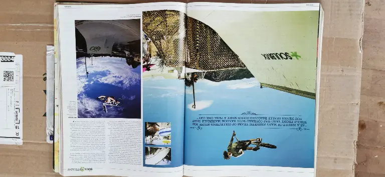 Double page de magazine ouverte avec des photos de riders en BMX en saut sous un ciel bleu