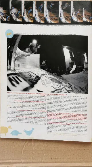 Page de magazine avec une bande de photos, un rider en noir et blanc dans une courbe et une interview