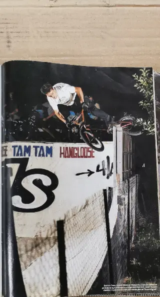 Page de magazine avec la photo d'un rider en BMX sur le rebord d'une rampe peinte, de nuit