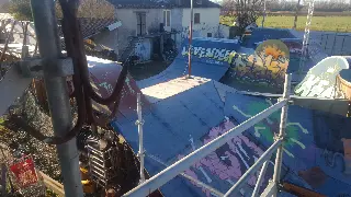 Rampes bleues couvertes de graffitis vues d'en haut depuis un échafaudage