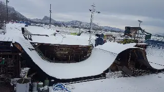 Rampes du park recouvertes de neige, montagnes en arrière-plan