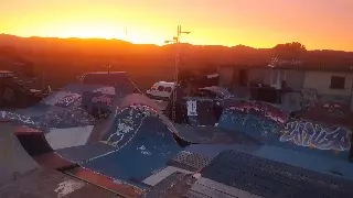 Rampes graffées du park sous un ciel orangé au lever ou au coucher du soleil