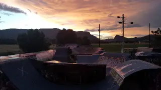 Silhouettes des rampes du park sous un ciel de coucher de soleil, montagnes en arrière-plan