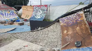 Treillis métallique posé sur une courbe en cours de bétonnage, à côté d'une plaque rouillée marquée « Tetanos Park »