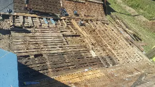 Vieux plancher en palettes d'une rampe en cours de démontage, vu d'en haut