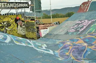 Rider au casque rouge dans une courbe graffée, sous l'enseigne « Tetanos Park »