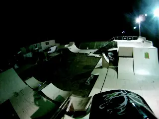 Rampes claires du park éclairées par des projecteurs, de nuit, vues d'en haut