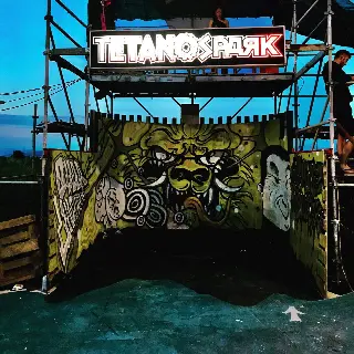 Enseigne lumineuse « Tetanos Park » sur un échafaudage, au-dessus d'une courbe peinte d'un monstre vert